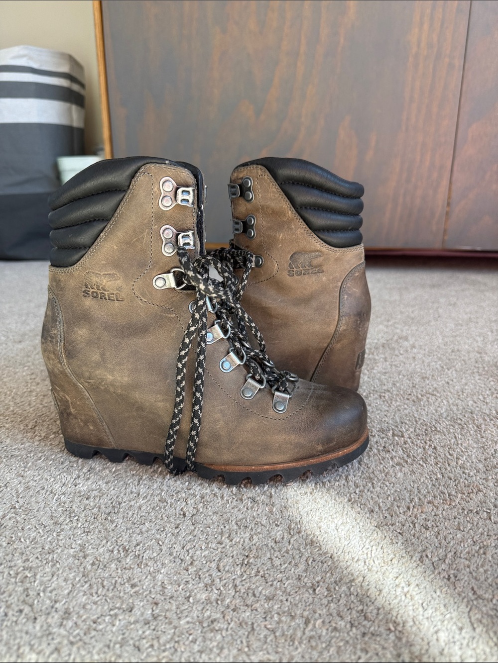 Sorel Women's Brown Lace-Up Leather Hiking Boots with Contrast Laces